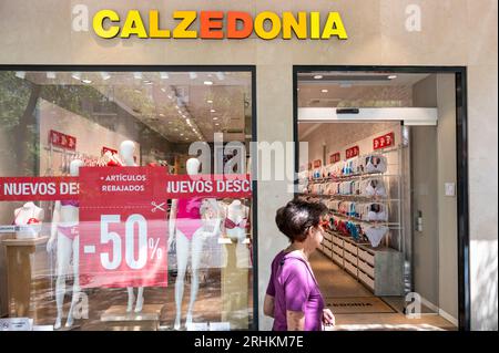 Madrid, Spanien. Aug. 2023. Eine Fußgängerzone führt an der italienischen Modemarke Calzedonia in Spanien vorbei. (Credit Image: © Xavi Lopez/SOPA Images via ZUMA Press Wire) NUR REDAKTIONELLE VERWENDUNG! Nicht für kommerzielle ZWECKE! Stockfoto