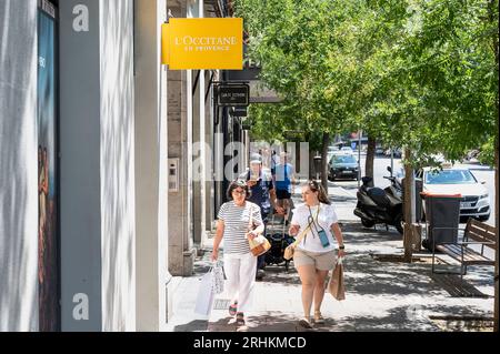 Madrid, Spanien. Aug. 2023. Fußgänger gehen an der französischen Kosmetikmarke L'occitane in Spanien vorbei. (Credit Image: © Xavi Lopez/SOPA Images via ZUMA Press Wire) NUR REDAKTIONELLE VERWENDUNG! Nicht für kommerzielle ZWECKE! Stockfoto