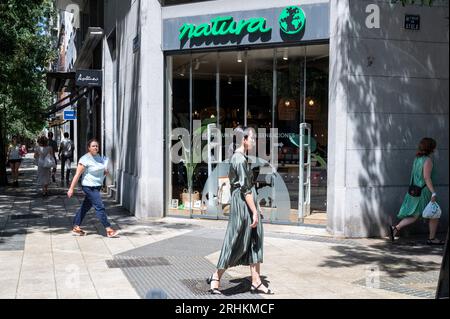 Madrid, Spanien. Aug. 2023. Fußgängerzone vorbei am Haus- und Bekleidungsunternehmen Natura Store in Spanien. (Credit Image: © Xavi Lopez/SOPA Images via ZUMA Press Wire) NUR REDAKTIONELLE VERWENDUNG! Nicht für kommerzielle ZWECKE! Stockfoto