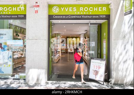 Madrid, Spanien. Aug. 2023. Ein Kunde verlässt den französischen, multinationalen Kosmetik- und Schönheitsmarkt Yves Rocher in Spanien. (Credit Image: © Xavi Lopez/SOPA Images via ZUMA Press Wire) NUR REDAKTIONELLE VERWENDUNG! Nicht für kommerzielle ZWECKE! Stockfoto