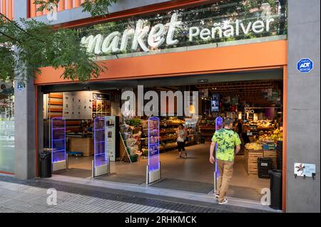 Madrid, Spanien. Aug. 2023. Ein Kunde tritt in die französische multinationale Supermarktkette Carrefour Market in Spanien ein. (Credit Image: © Xavi Lopez/SOPA Images via ZUMA Press Wire) NUR REDAKTIONELLE VERWENDUNG! Nicht für kommerzielle ZWECKE! Stockfoto