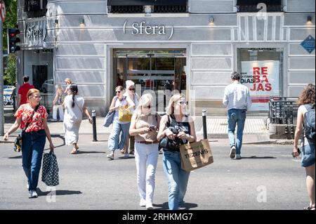 Madrid, Spanien. Aug. 2023. Fußgänger überqueren die Straße vor der spanischen Bekleidungsmarke Sfera in Spanien. (Credit Image: © Xavi Lopez/SOPA Images via ZUMA Press Wire) NUR REDAKTIONELLE VERWENDUNG! Nicht für kommerzielle ZWECKE! Stockfoto