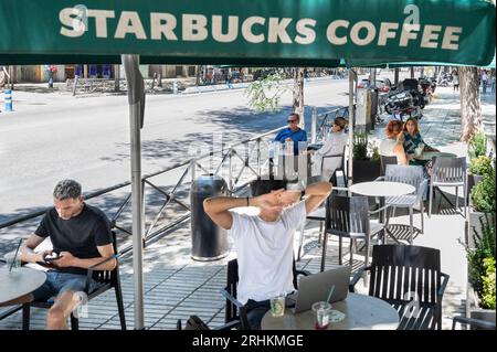 Madrid, Spanien. Aug. 2023. Gäste werden im Starbucks Coffee Shop in Spanien gesehen. (Credit Image: © Xavi Lopez/SOPA Images via ZUMA Press Wire) NUR REDAKTIONELLE VERWENDUNG! Nicht für kommerzielle ZWECKE! Stockfoto