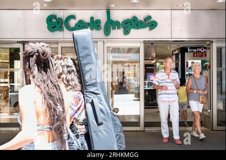Madrid, Spanien. Aug. 2023. Käufer und Fußgänger sind im größten spanischen Kaufhaus El Corte Ingles zu sehen und das Logo ist in Spanien zu sehen. (Credit Image: © Xavi Lopez/SOPA Images via ZUMA Press Wire) NUR REDAKTIONELLE VERWENDUNG! Nicht für kommerzielle ZWECKE! Stockfoto