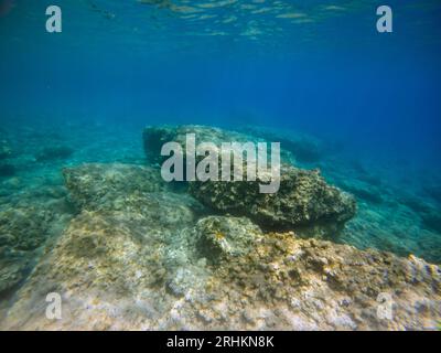 Große Felsfragmente im klaren Meer. Unterwasserblick auf die Ägäis. Stockfoto