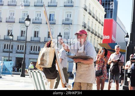 MADRID, SPANIEN - 17.08.2023: Der berühmte spanische Maler und Bildhauer Antonio Lopez arbeitet an einem neuen Kunstwerk auf dem Sol-Platz im Zentrum von Madrid. Stockfoto