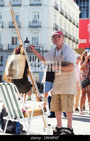 MADRID, SPANIEN - 17.08.2023: Der berühmte spanische Maler und Bildhauer Antonio Lopez arbeitet an einem neuen Kunstwerk auf dem Sol-Platz im Zentrum von Madrid. Stockfoto