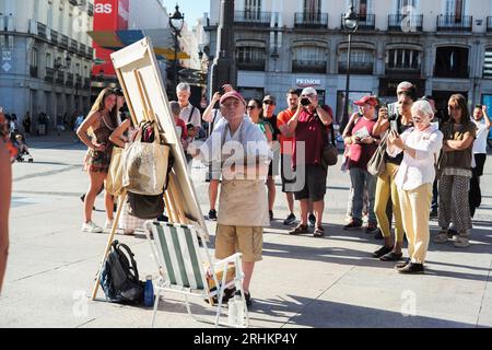 MADRID, SPANIEN - 17.08.2023: Der berühmte spanische Maler und Bildhauer Antonio Lopez arbeitet an einem neuen Kunstwerk auf dem Sol-Platz im Zentrum von Madrid. Stockfoto