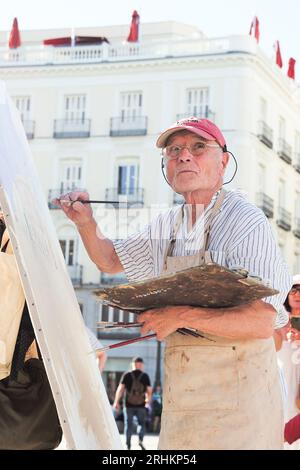 MADRID, SPANIEN - 17.08.2023: Der berühmte spanische Maler und Bildhauer Antonio Lopez arbeitet an einem neuen Kunstwerk auf dem Sol-Platz im Zentrum von Madrid. Stockfoto