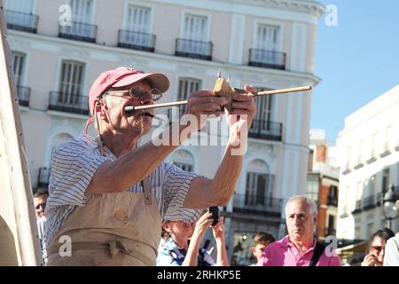MADRID, SPANIEN - 17.08.2023: Der berühmte spanische Maler und Bildhauer Antonio Lopez arbeitet an einem neuen Kunstwerk auf dem Sol-Platz im Zentrum von Madrid. Stockfoto