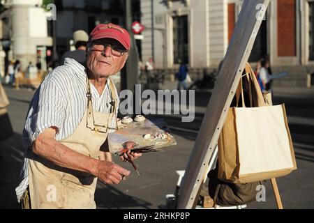 MADRID, SPANIEN - 17.08.2023: Der berühmte spanische Maler und Bildhauer Antonio Lopez arbeitet an einem neuen Kunstwerk auf dem Sol-Platz im Zentrum von Madrid. Stockfoto