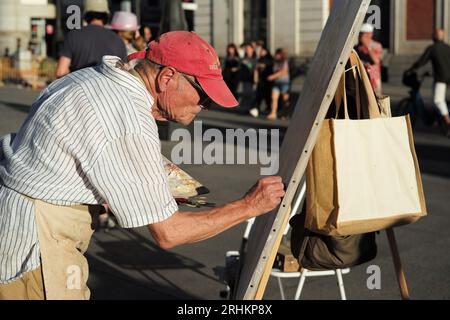 MADRID, SPANIEN - 17.08.2023: Der berühmte spanische Maler und Bildhauer Antonio Lopez arbeitet an einem neuen Kunstwerk auf dem Sol-Platz im Zentrum von Madrid. Stockfoto