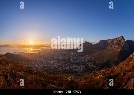 Benutzer Sunrise Landschaftsfotografie über dem Tafelberg und Kapstadt Südafrika von Lions Head Travel Tourism Stockfoto