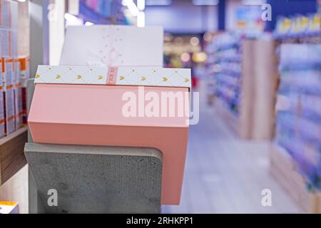 Geschenkverpackungen in den Regalen im Supermarkt. Geschenk für den Urlaub Stockfoto