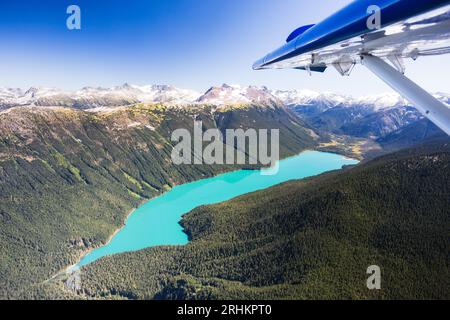 Luftaufnahme des kristallblauen Cheakamus Lake im Sommer Garibaldi Park Whistler, British Columbia Reiseziel Tourismusabenteuer Stockfoto