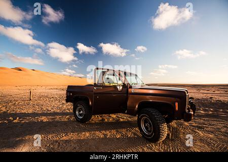 Old Brown Chevrolet Blazer Offroad-Pickup-Lkw, der in der Namib-Wüste mit blauem Himmel geparkt ist Stockfoto
