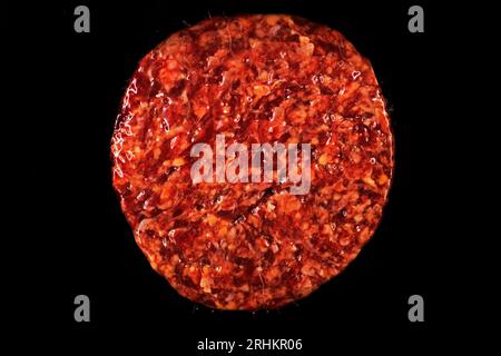 Rindfleisch roher Hamburger-Patty im Paket auf schwarzem Hintergrund Stockfoto