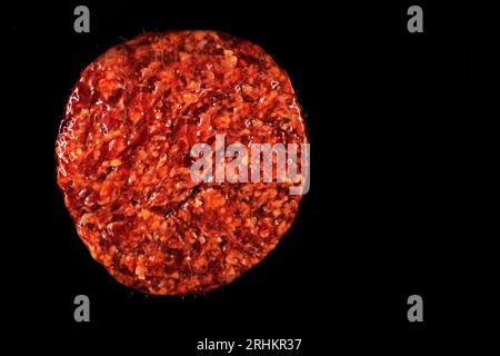 Rindfleisch roher Hamburger-Patty im Paket auf schwarzem Hintergrund Stockfoto