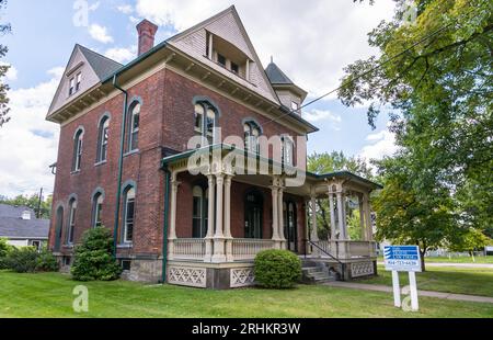 Ein altes Backsteinhaus, in dem sich heute eine Anwaltskanzlei und ein Immobilienbüro befinden, an der Market Street in Warren, Pennsylvania, USA Stockfoto