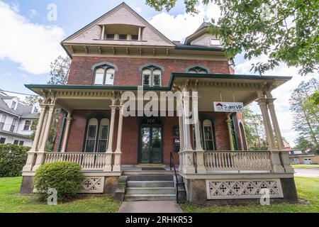 Ein altes Backsteinhaus, in dem sich heute eine Anwaltskanzlei und ein Immobilienbüro befinden, an der Market Street in Warren, Pennsylvania, USA Stockfoto