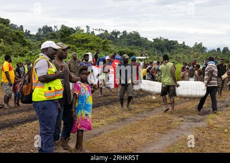 Bougainville Island, Papua-Neuguinea. August 2023. Die Mitarbeiter der Dorfbewohner- und Hilfsagentur entladen humanitäre Hilfe aus einem CH-53E Super-Hallion-Hubschrauber der US Marine nach den Ausbrüchen des Mount Bagana Vulkans am 13. August 2023 auf Bougainville Island, Papua-Neuguinea. Kredit: LCpl. Bridgette Rodriguez/USA Marines/Alamy Live News Stockfoto