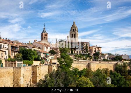 Segovia, Spanien Skyline mit Segovia Kathedrale an der Spitze, Kirchen, mittelalterliche Architektur, Wohngebäude und Stadtmauern. Stockfoto