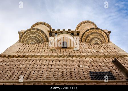 Turm von Johannes II. Von Kastilien im Alcazar von Segovia, Fassade mit spanischer gotischer Architektur mit islamischen Ornamenten, niedrige Sicht. Stockfoto