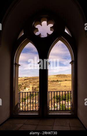 Segovia, Spanien, Landschaft der Stadtränder mit Kirche La Vera Cruz von den dekorierten Fensterbögen des Alcazar von Segovia gesehen. Stockfoto