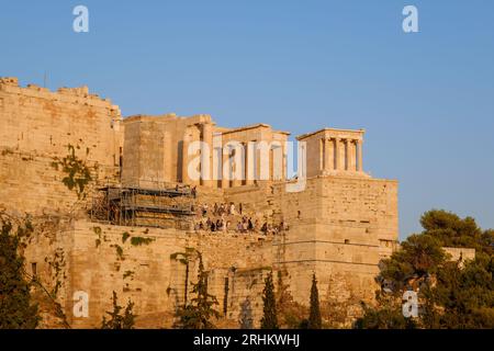 Athen, GR - 29. Juli 2023: Die Akropolis mit dem Parthenon-Tempel auf dem Hügel Stockfoto