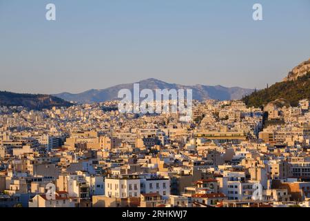 Athen, GR - 29. Juli 2023: Panoramablick auf Athen, die Hauptstadt Griechenlands, bei Sonnenuntergang Stockfoto