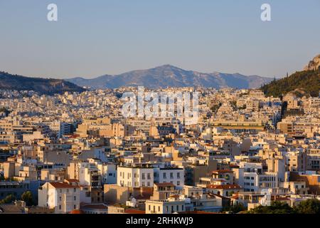 Athen, GR - 29. Juli 2023: Panoramablick auf Athen, die Hauptstadt Griechenlands, bei Sonnenuntergang Stockfoto