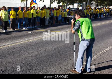 BARCELONA, SPANIEN - 11. SEPTEMBER 2013: 2013 organisierte die Bewegung für die Unabhängigkeit Kataloniens eine Menschenkette, die Katalonien von Nor durchquerte Stockfoto