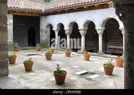 Das Kloster befindet sich in der Provinz Girona, Spanien. Dieses Foto ist vom Kloster, dekoriert mit Strenge durch einige Töpfe mit Geranien. Stockfoto