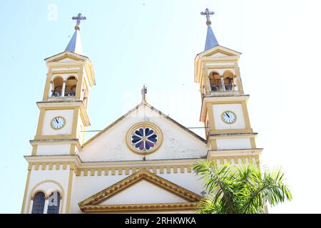 17. August 2023, Santo Antonio da Platina, Parana, Brasilien: (INT) Gemeinde Santo Antonio de Padua in Santo Antonio da Platina PR. 17. August 2023, Santi Antonio da Padua, Parana, Brasilien: In dieser herrlichen Gemeinde Santi Antonio de Padua werden Sie sicherlich von den unglaublichen inneren Ornamenten verzaubert sein. Es gibt viele Details zu beobachten, zusätzlich zu einigen schönen Buntglasfenstern und dem Altar mit dem Bild des Heiligen Antonius in der Mitte. Äußerlich fällt die Aufmerksamkeit auf die beiden riesigen Türme mit Glocken und Uhren. Am Ende des Zentralkorpus der Kirche, zwischen den beiden Stockfoto