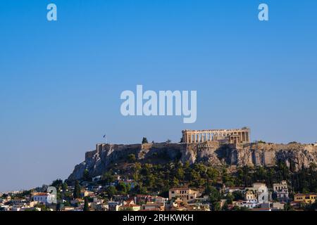Athen, GR - 29. Juli 2023: Die Akropolis mit dem Parthenon-Tempel auf dem Hügel Stockfoto