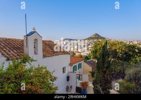 Athen, GR - 29. Juli 2023: Heilige Kirche des Heiligen Georg vom Felsen und Lycabettus-Hügel Stockfoto