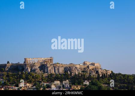 Athen, GR - 29. Juli 2023: Die Akropolis mit dem Parthenon-Tempel auf dem Hügel Stockfoto