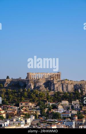 Athen, GR - 29. Juli 2023: Die Akropolis mit dem Parthenon-Tempel auf dem Hügel Stockfoto