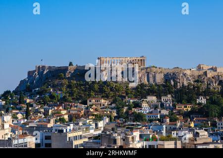 Athen, GR - 29. Juli 2023: Die Akropolis mit dem Parthenon-Tempel auf dem Hügel Stockfoto