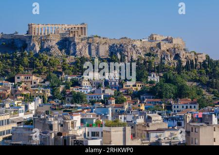 Athen, GR - 29. Juli 2023: Die Akropolis mit dem Parthenon-Tempel auf dem Hügel Stockfoto