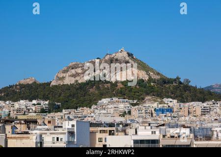 Athen, GR - 29. Juli 2023: Stadtbild von Athen mit dem Lycabettus-Hügel Stockfoto