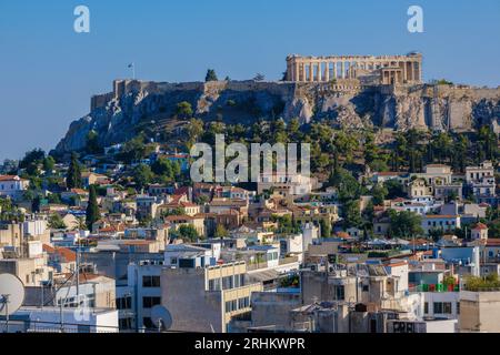 Athen, GR - 29. Juli 2023: Die Akropolis mit dem Parthenon-Tempel auf dem Hügel Stockfoto