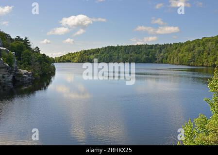 Das Minnewaska State Park Preserve liegt am Shawangunk Ridge im Ulster County, New York. Traumhaft schöner Minnewaska-See Stockfoto