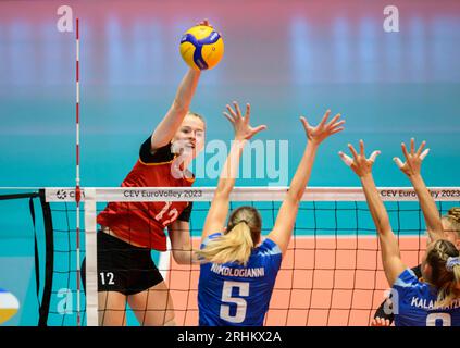 Düsseldorf/Deutschland. 17. August 2023, Angriff von Hanna ORTHMANN (GER), Aktion, links nach rechts Hanna ORTHMANN (GER), NIKOLOGIANNI Asimina (GRE), Griechenland (GRE) - Deutschland GER), am 17. August 2023 Volleyball-Europameisterschaften für Frauen, vom 15. August. - 03.09.2023 in Düsseldorf/Deutschland. Stockfoto