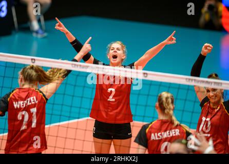 Düsseldorf/Deutschland. August 2023, Jubel GER, Pia KAESTNER (Kastner)(GER) Griechenland (GRE) - Deutschland GER), am 17. August 2023 Volleyball-Europameisterschaft der Frauen, vom 15. August. - 03.09.2023 in Düsseldorf/Deutschland. Stockfoto