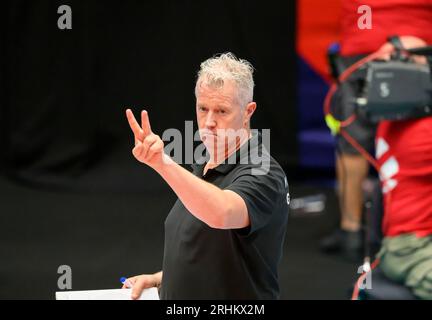 Düsseldorf/Deutschland. 17. August 2023, Coach/Bundescoach Vital HEYNEN (GER) Gesture, Gesture, Greece (GRE) - Germany GER), am 17. August 2023 Volleyball Europameisterschaften für Frauen, vom 15. August. - 03.09.2023 in Düsseldorf/Deutschland. Stockfoto