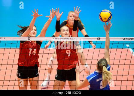 Düsseldorf/Deutschland. 17. August 2023, Verteidigung von links nach rechts Marie SCHOELZEL (Scholzel)(GER), Lina ALSMEIER (GER) gegen NIKOLOGIANNI Asimina (GRE), Block; Griechenland (GRE) - Deutschland GER), am 17. August 2023 Volleyball-Europameisterschaften für Frauen, vom 15. Bis 03.09.2023. August in Düsseldorf/Deutschland. Stockfoto