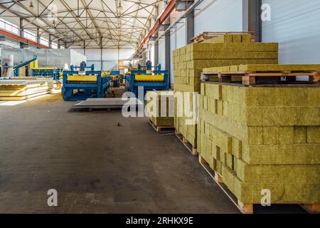 Herstellung von Sandwich-Dämmplatten. Stockfoto