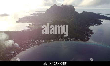 Blick aus der Vogelperspektive auf den Mt. Otemanu im atemberaubenden Bora Bora Atoll; Französisch-Polynesien Stockfoto