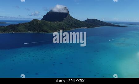 Blick aus der Vogelperspektive auf den Mt. Otemanu im atemberaubenden Bora Bora Atoll; Französisch-Polynesien Stockfoto